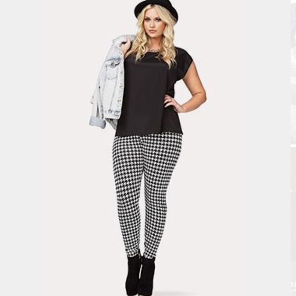 🚨LAST ONE🚨Plus size houndstooth leggings! - Picture 2 of 3